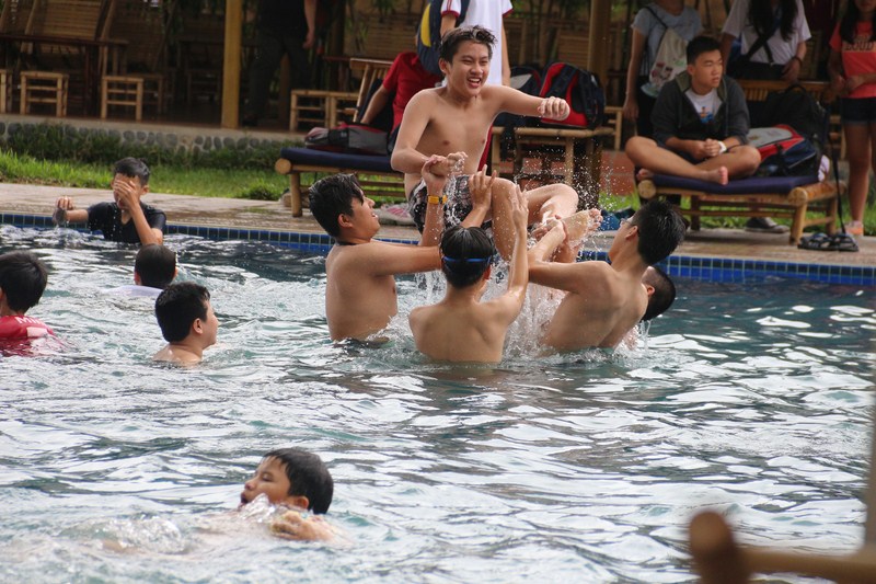 enjoy_themselves_in_the_pool