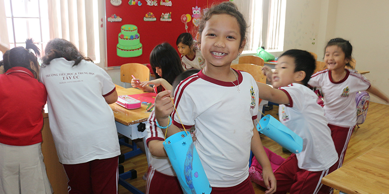 Các bé tiểu học Hệ thống Trường Quốc tế Tây Úc làm lồng đèn vui Trung thu 2016