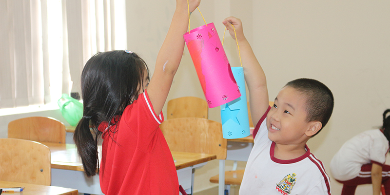 Các bé tiểu học Hệ thống Trường Quốc tế Tây Úc làm lồng đèn vui Trung thu 2016