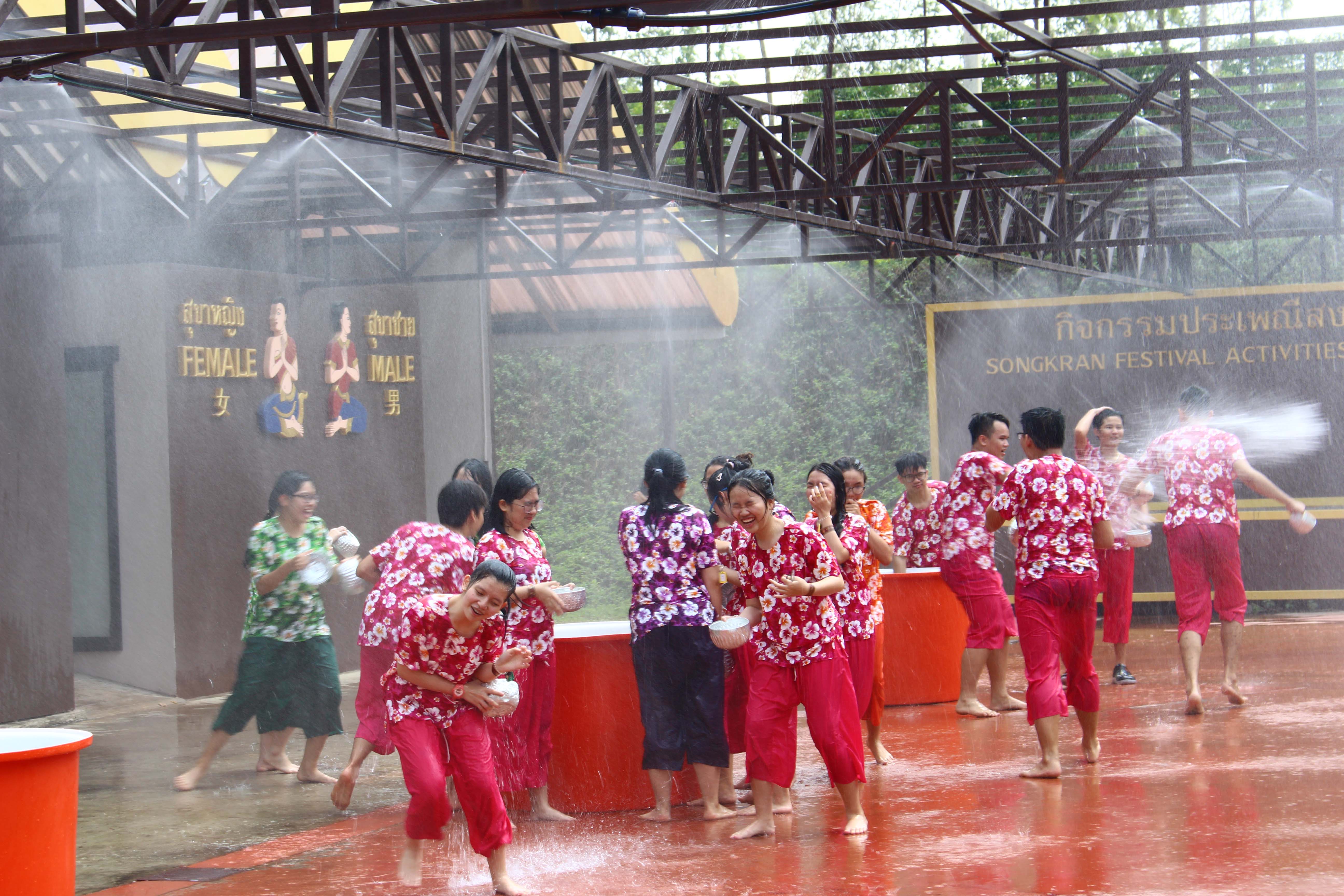 Trải nghiệm lễ hội té nước Songkran theo một cách rất riêng của WASSers Tây Úc