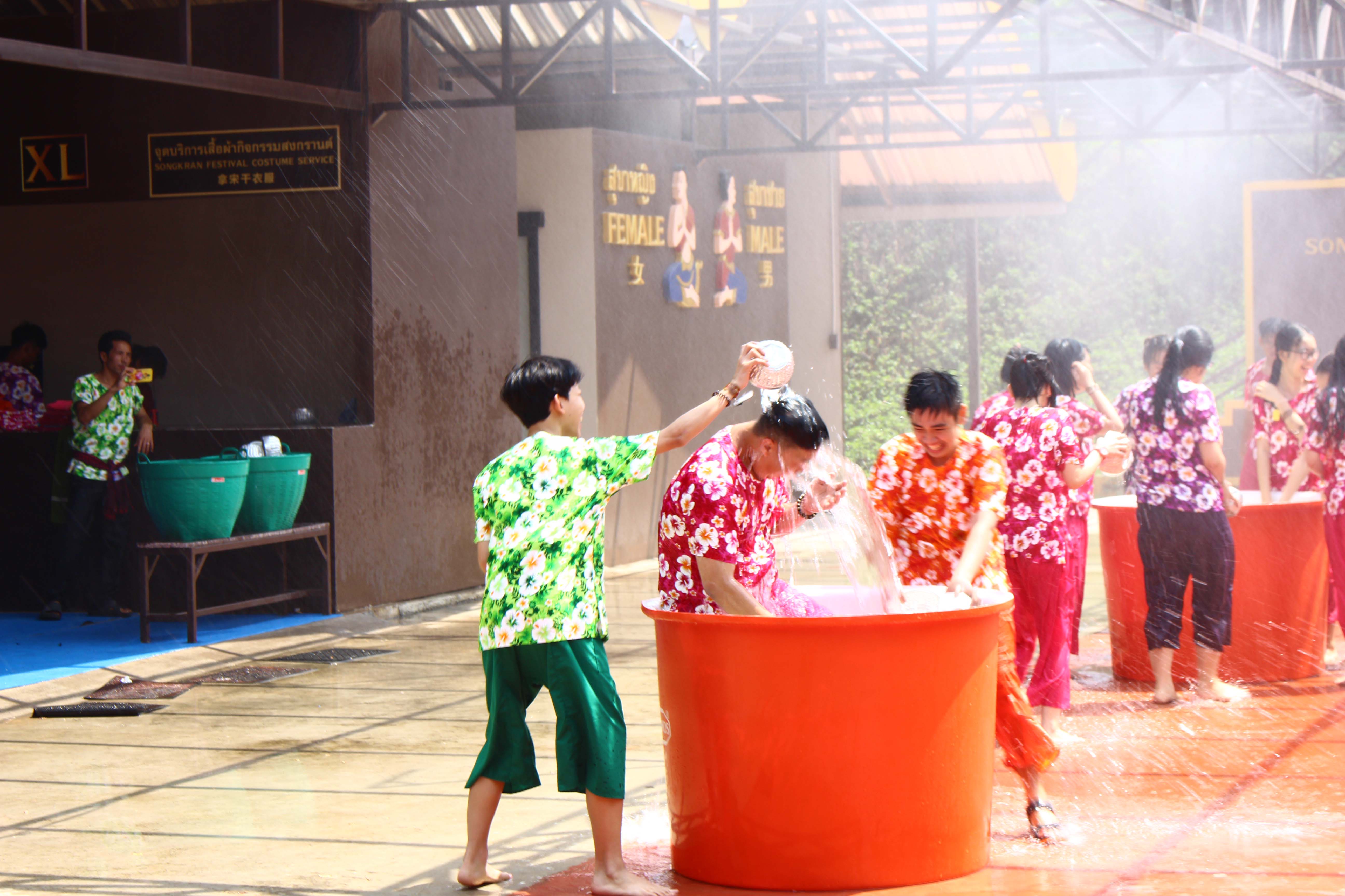 Trải nghiệm lễ hội té nước Songkran theo một cách rất riêng của WASSers Tây Úc