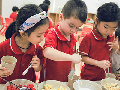 Cooking with children - When the pretty little hands make their own unique dishes